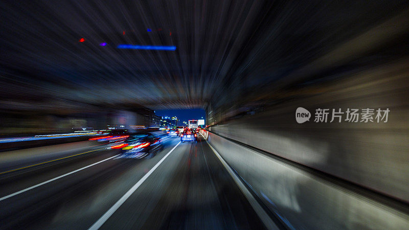 夜间在皇后区的Van Wyck高速公路上行驶:在高架公路下的漫长旅程。长曝光，驱动板